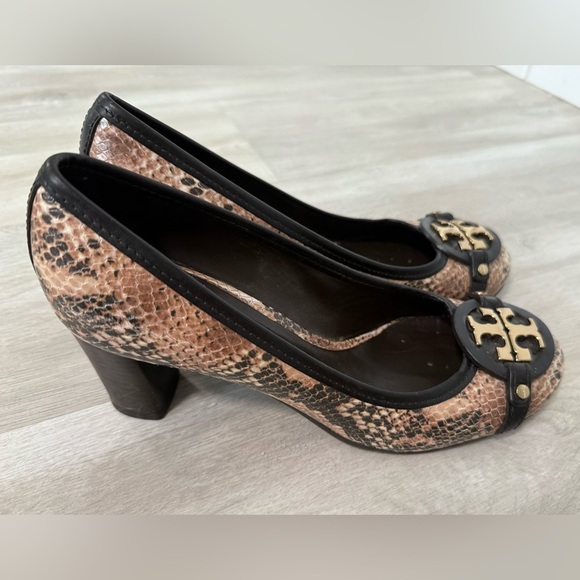 Tory Burch Black/Tan Reva snakeskin print heel Logo size 9 1/2 - Picture 10 of 12
